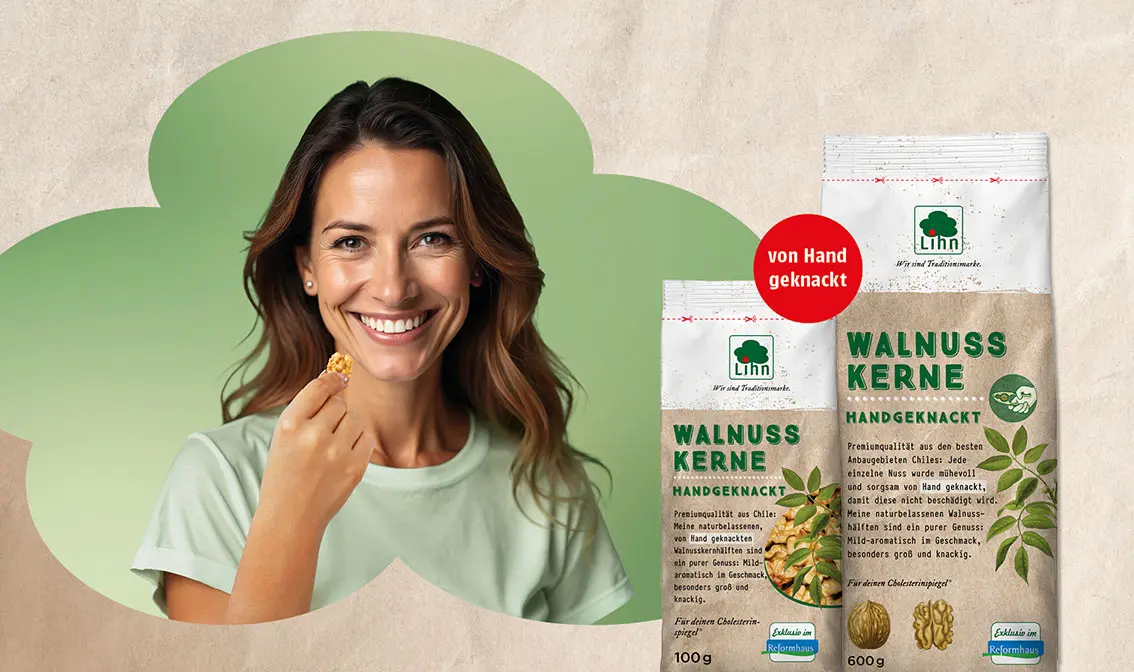 Frau genießt Walnusskerne - 2 Verpackungen mit Walnusskernen