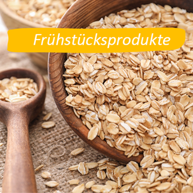 fruehstuecksprodukte Haferflocken in einer Holzschüssel
